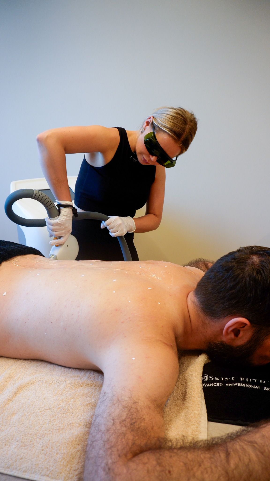 Laserbehandlung zur Haarentfernung – sanfte und präzise Methode für eine langanhaltend haarfreie Haut.